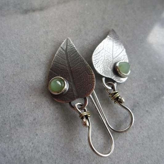 Pendientes vintage de hoja plateada con piedra verde