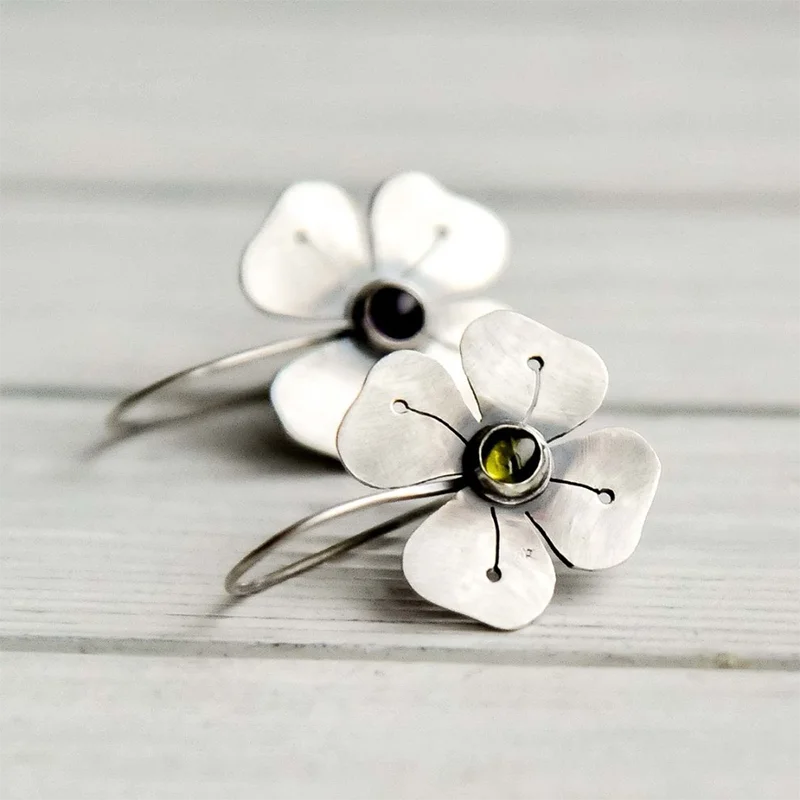 Pendientes vintage con incrustaciones de cristal verde y motivo floral
