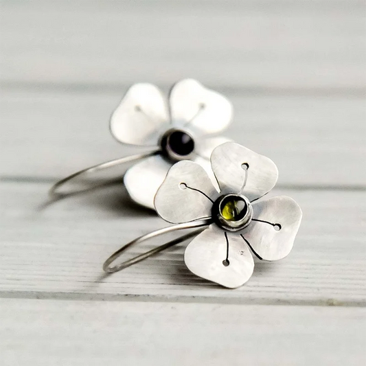 Pendientes vintage con incrustaciones de cristal verde y motivo floral