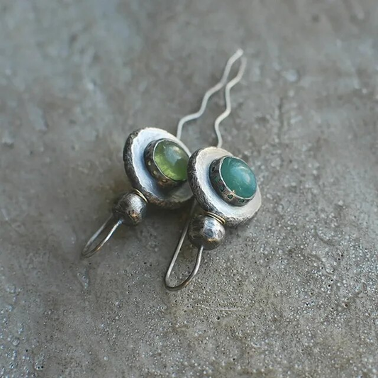 Pendientes vintage con incrustaciones de piedra verde y azul