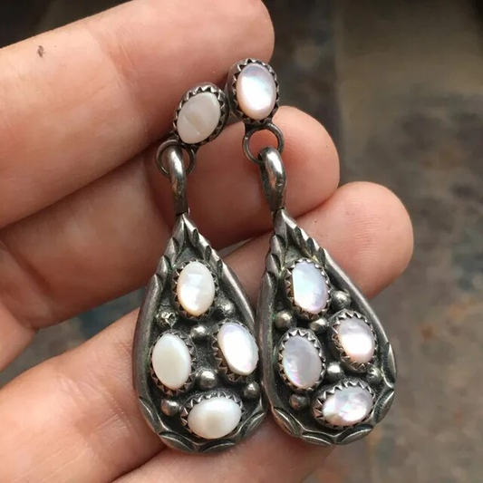 Pendientes vintage con incrustaciones de ópalo en relieve blancos