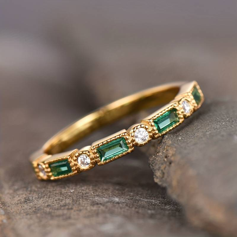 Anillo de oro vintage con incrustaciones de zirconia verde