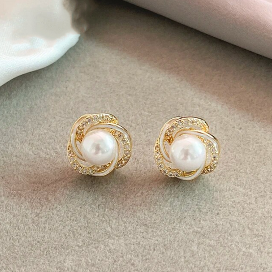 Pendientes elegantes de espiral con zircón y perla en oro