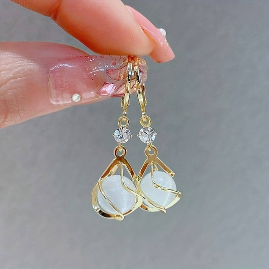 Pendientes dorados colgantes de ópalo blanco vintage