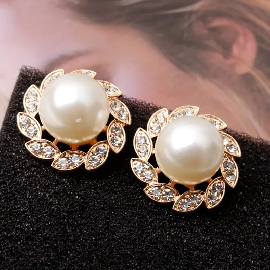 Pendientes elegantes de perlas y hojas brillantes