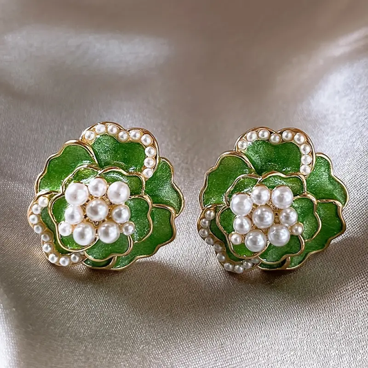 Pendientes de esmalte verde con perlas elegantes