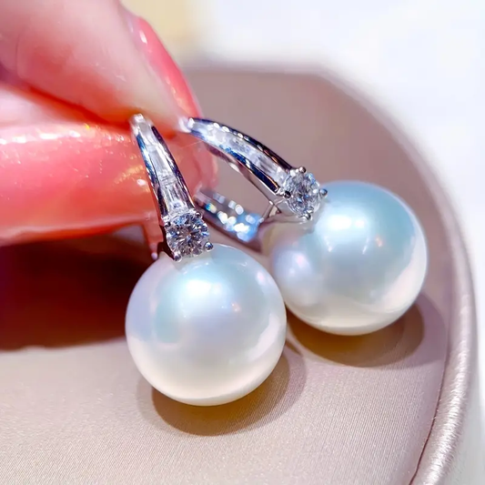 Pendientes elegantes de perlas en plata brillante