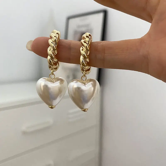 Pendientes elegantes de corazón con perlas