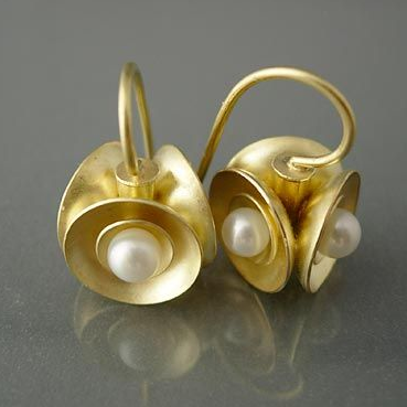 Pendientes vintage con nácar dorado y flores de perlas