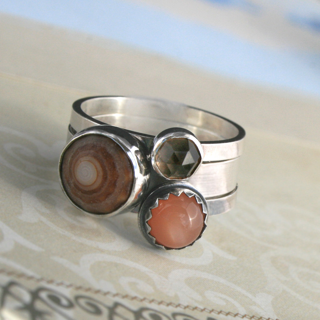 Anillo vintage con incrustaciones de piedra naranja