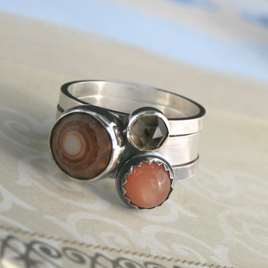 Anillo vintage con incrustaciones de piedra naranja