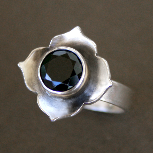 Anillo vintage de flor de plata con cristal oscuro