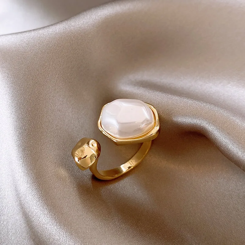Anillo abierto elegante con incrustaciones de perlas