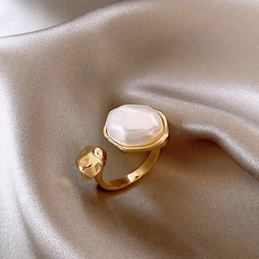 Anillo abierto elegante con incrustaciones de perlas