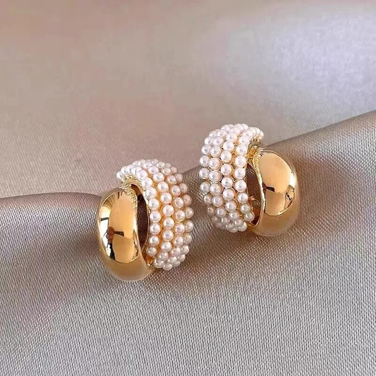 Pendientes Elegantes de Oro y Perlas