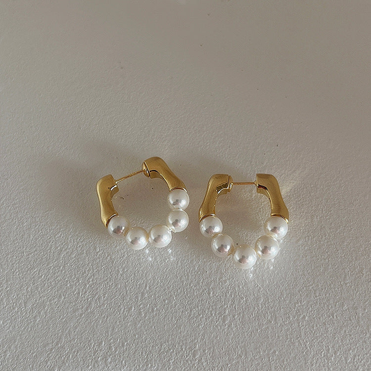 Pendientes elegantes de perlas y oro