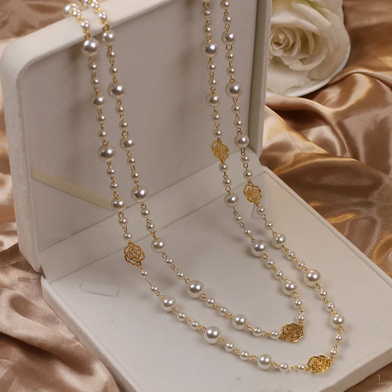 Collar de perlas doradas elegante