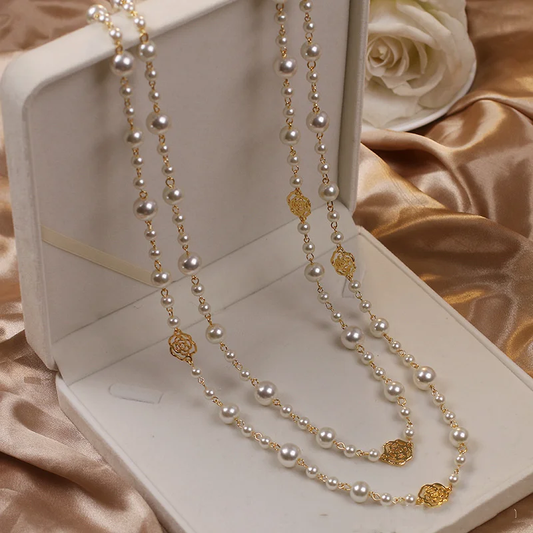 Collar de perlas doradas elegante