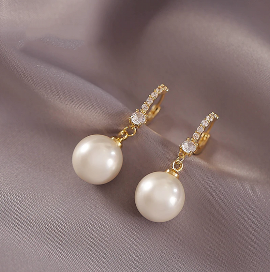 Pendientes elegantes de oro con zirconia y perlas
