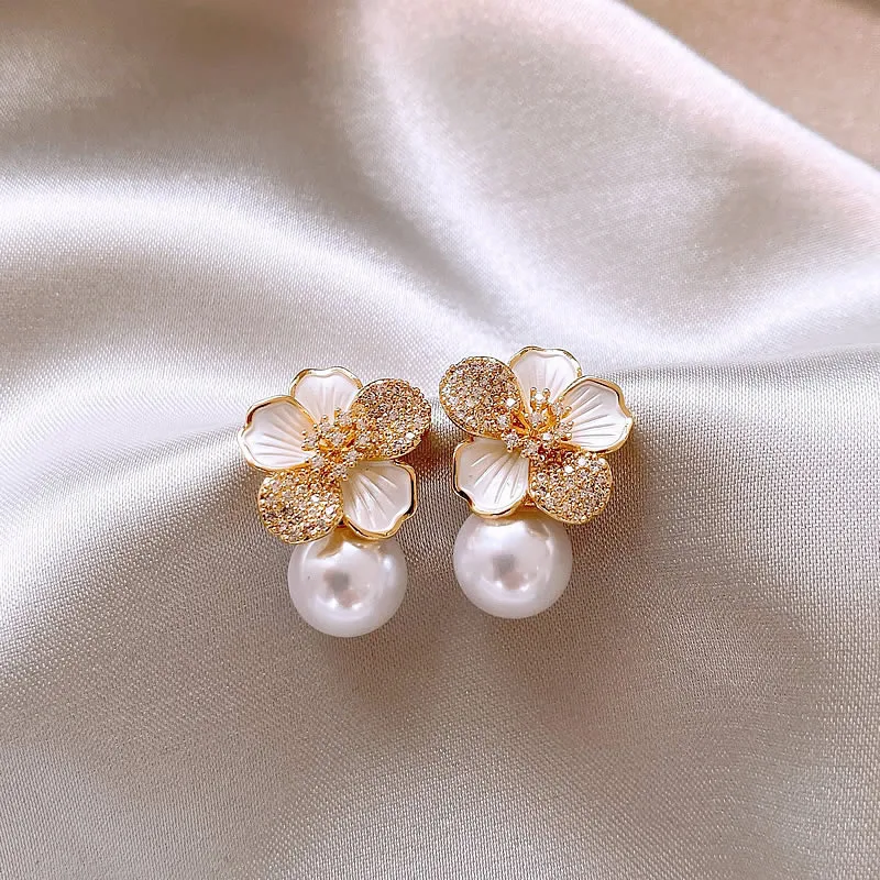 Pendientes brillantes elegantes con flor y perla