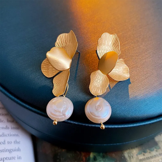 Pendientes Elegantes de Perla con Rebordes Dorados