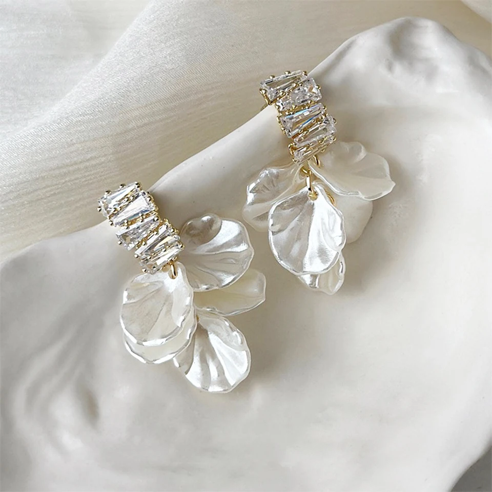 Pendientes Elegantes con Zirconia de Pétalos Blancos