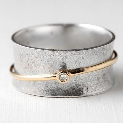 Anillo de Plata con Zirconia y Línea Dorada Vintage