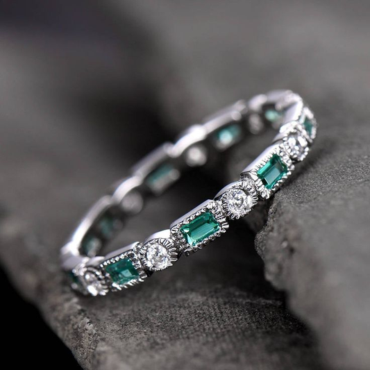 Anillo de plata vintage con zirconia verde incrustada