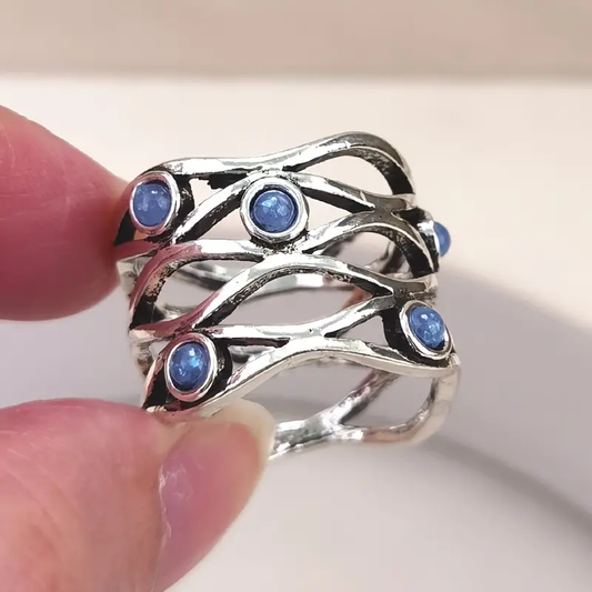 Anillo de plata con piedra azul en capas vintage e incrustada