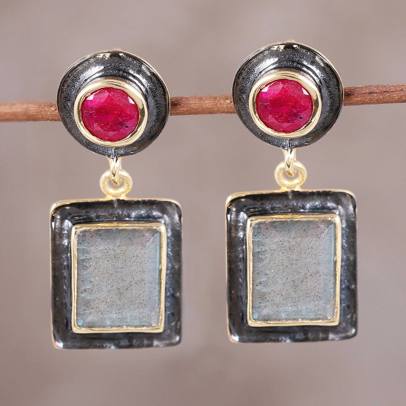 Pendientes vintage cuadrados con piedra roja
