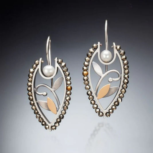 Pendientes vintage con flor hueca y perlas