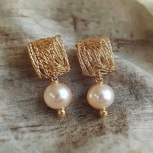 Pendientes vintage de hilos dorados y perlas