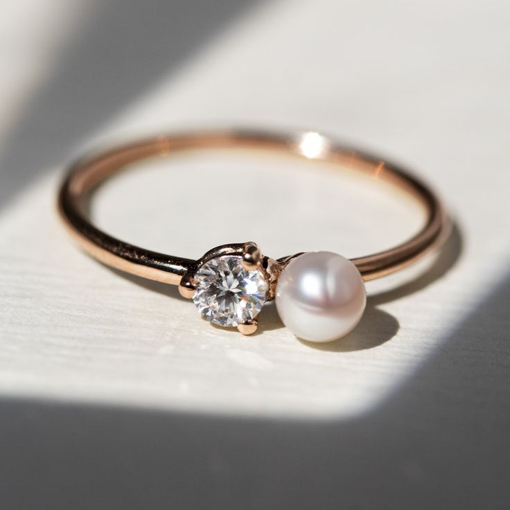 Anillo vintage de oro y perlas con zirconia