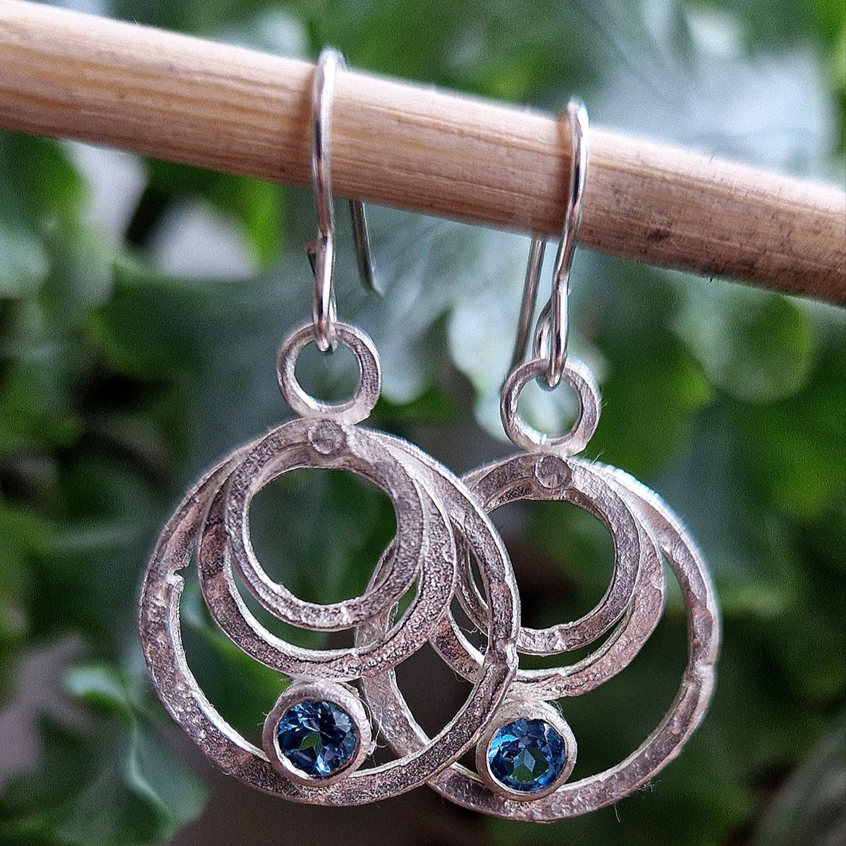 Aretes de Plata con Círculo Vintage y Cristales Azules