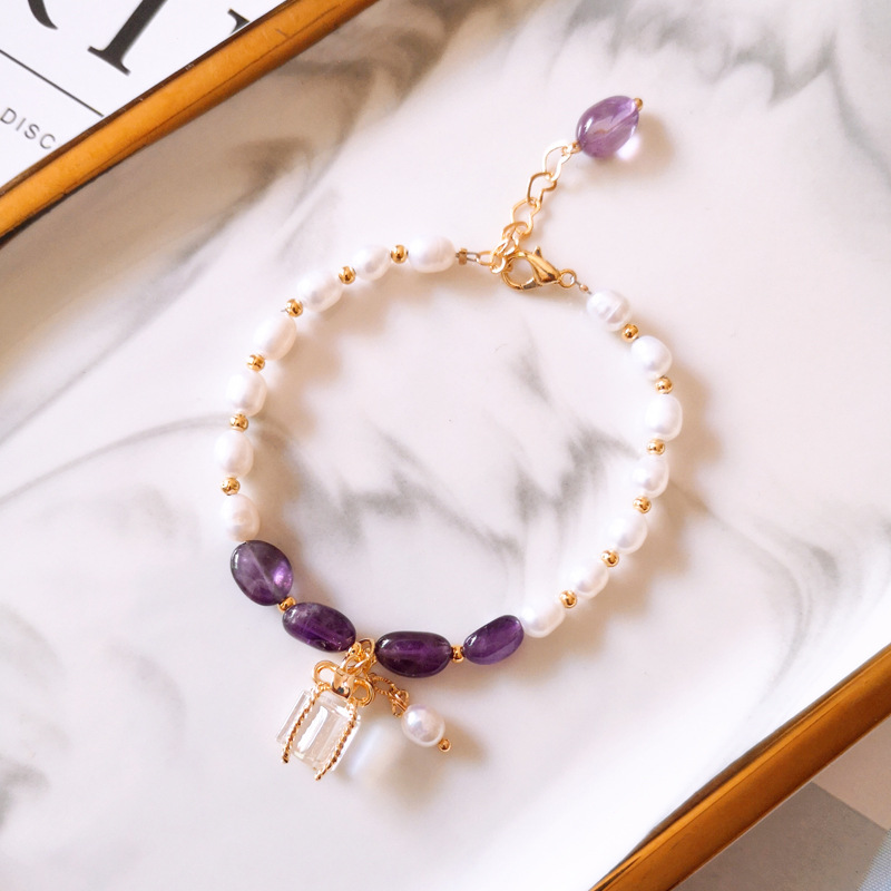 Pulsera con piedras moradas y perlas en oro