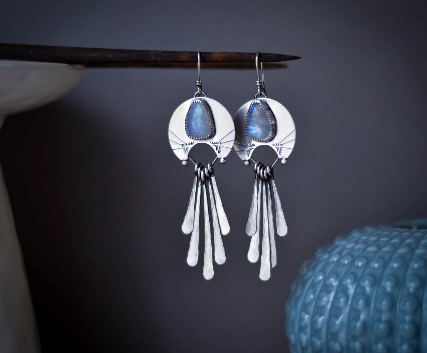 Pendientes vintage dorados con piedras verdes colgantes
