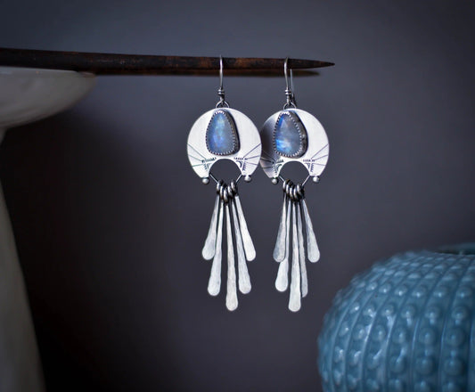 Pendientes vintage dorados con piedras verdes colgantes