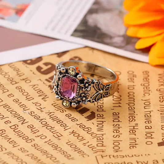 Anillo de oro con esmalte vintage con circonitas moradas talladas