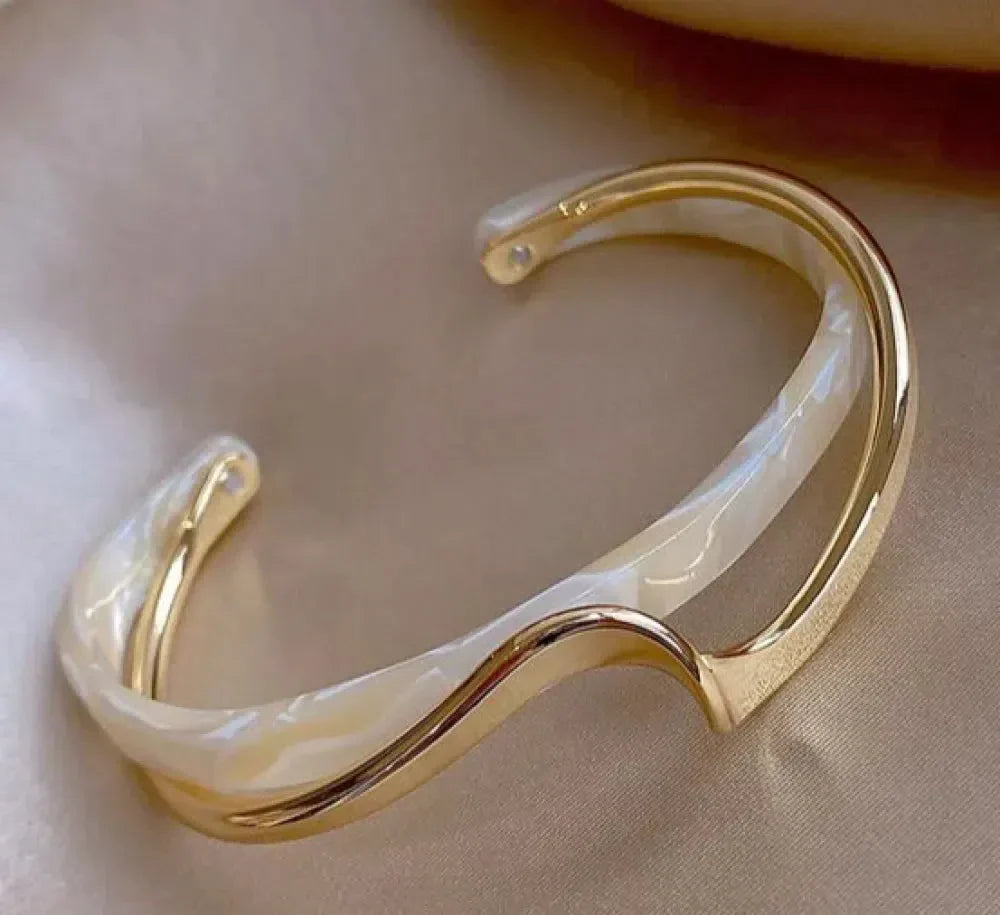 Pulsera elegante de oro con ópalo blanco