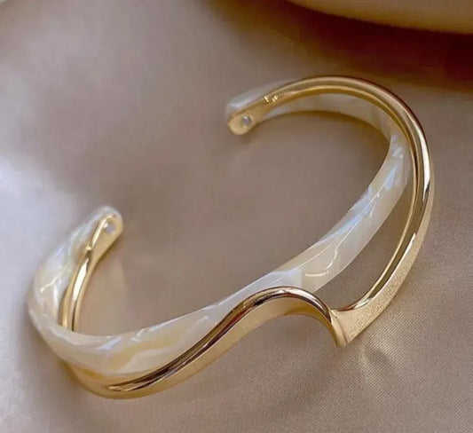 Pulsera elegante de oro con ópalo blanco